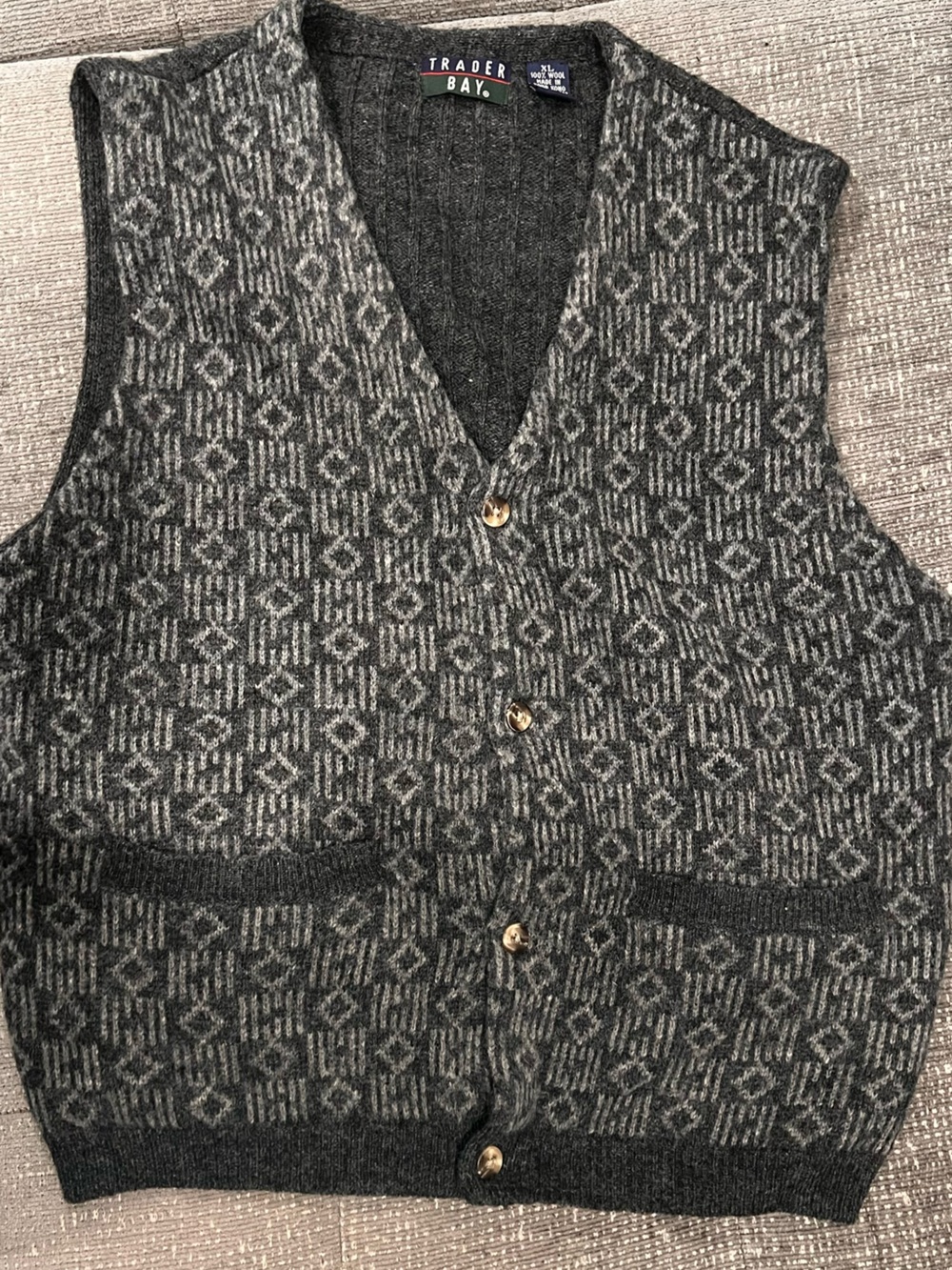 Trader Bay Men's Gray Patterned Knit Vest. Q18